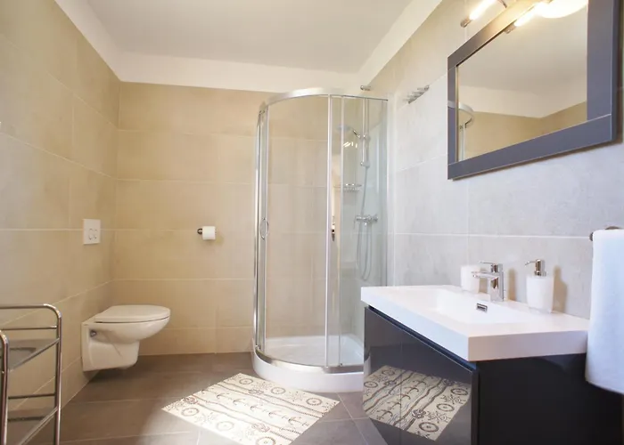 Spacious Sleeps 4 By The