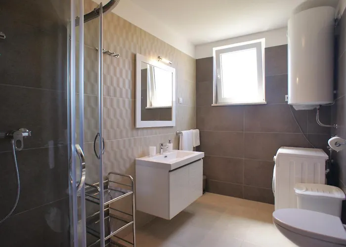 Spacious Sleeps 4 By The