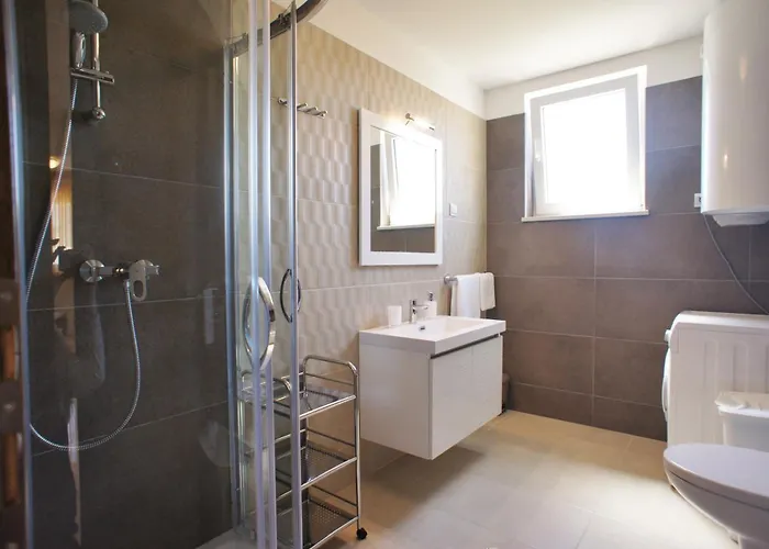 Spacious Sleeps 4 By The 아파트 메덜린