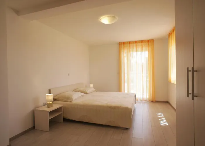 Spacious Sleeps 4 By The 메덜린