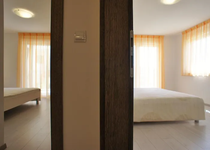 Spacious Sleeps 4 By The *