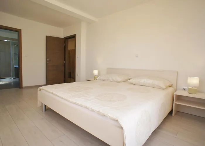 Spacious Sleeps 4 By The * 메덜린