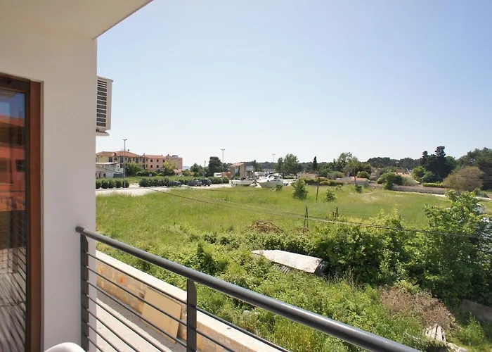 Spacious Sleeps 4 By The 아파트