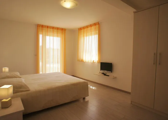 아파트 Spacious Sleeps 4 By The