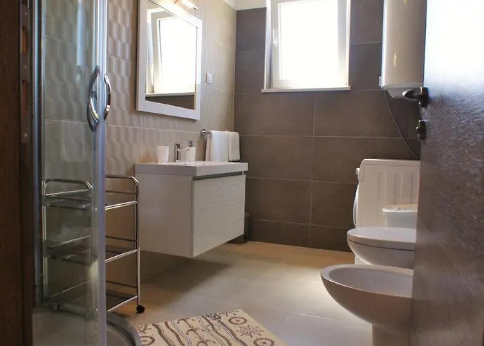 아파트 Spacious Sleeps 4 By The *