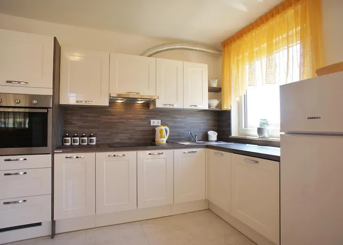 Spacious Sleeps 4 By The 메덜린