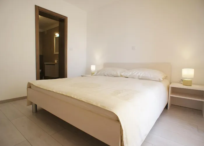 아파트 Spacious Sleeps 4 By The *