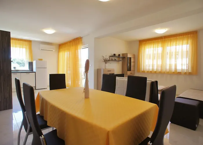 Spacious Sleeps 4 By The 메덜린