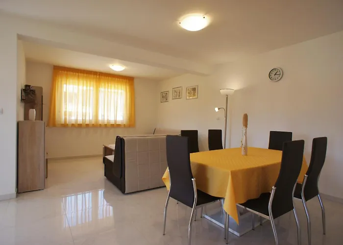 Spacious Sleeps 4 By The * 메덜린