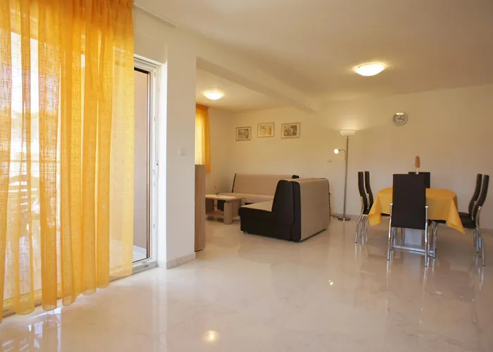 Spacious Sleeps 4 By The 아파트