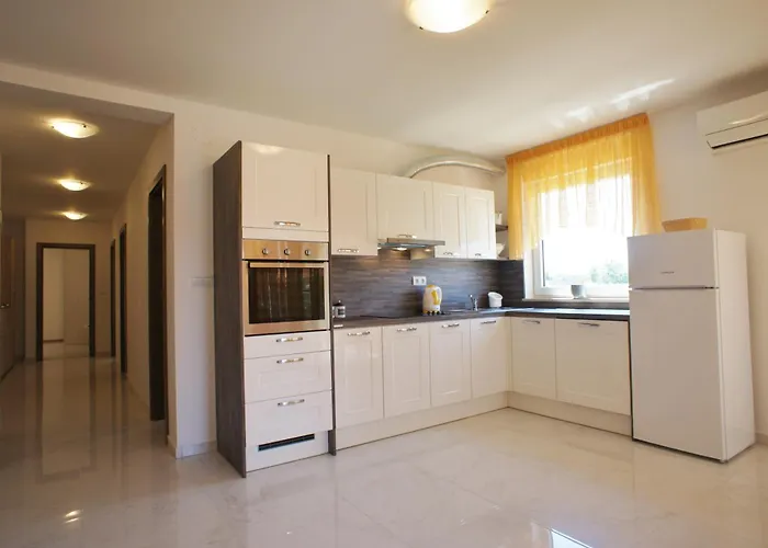 Spacious Sleeps 4 By The 아파트 메덜린